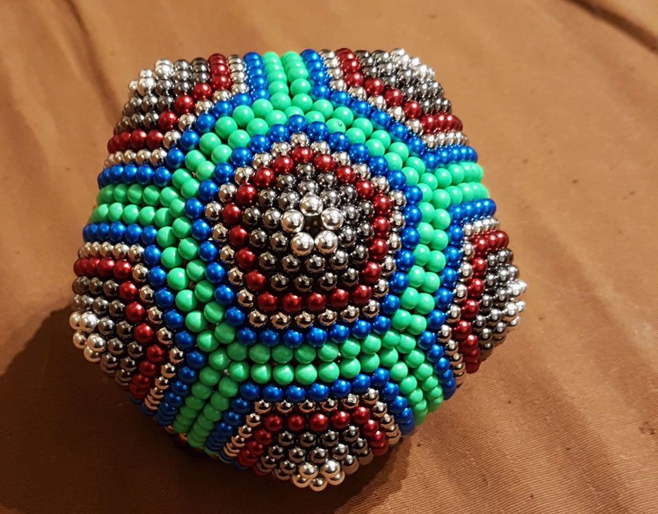 Exemples de Sphères multicolores en billes magnétiques 